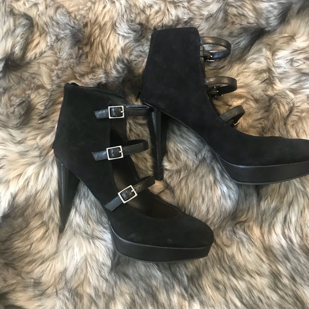 Size 9 Black bar III strappy pumps